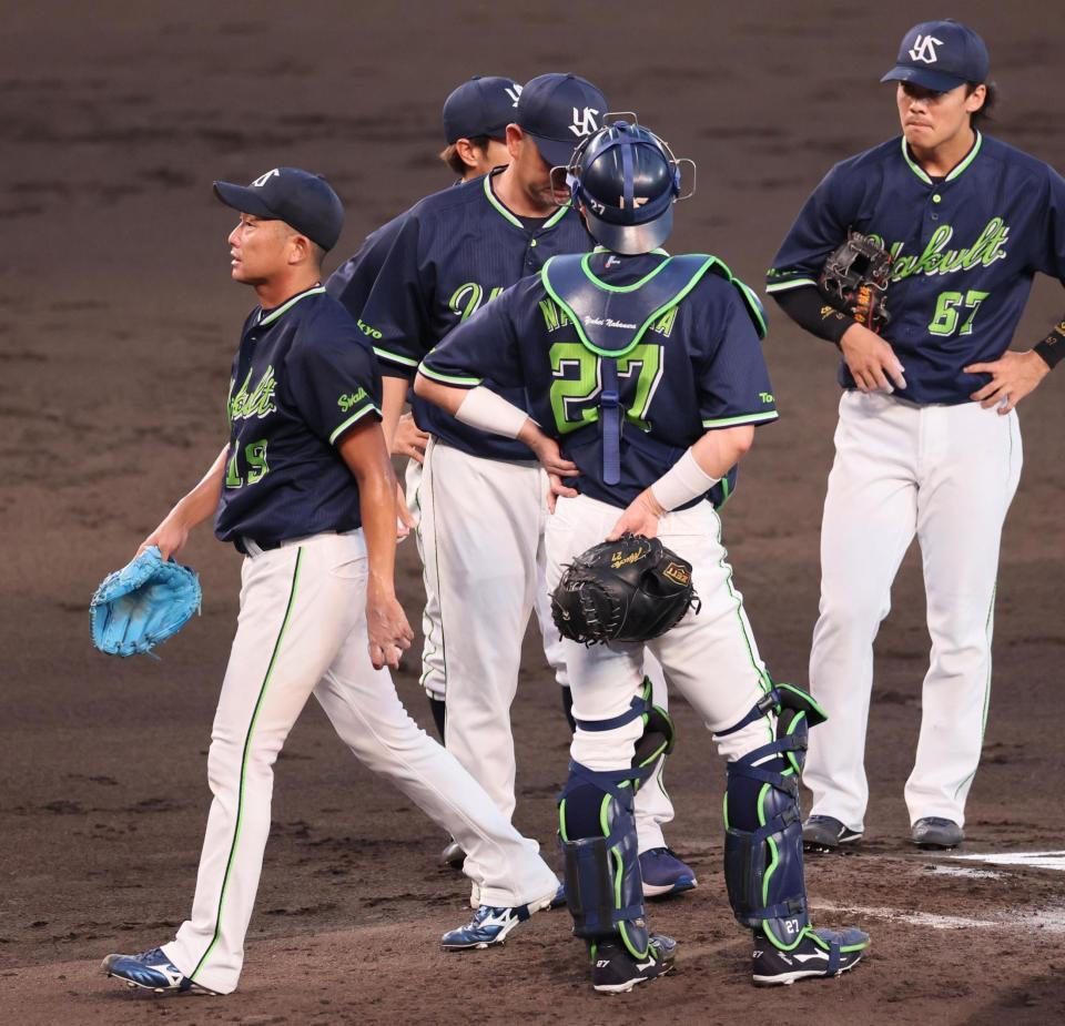 　４回、勝ち越しを許して降板する石川（左端）＝撮影・立川洋一郎