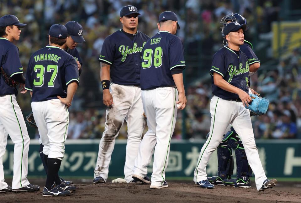 　４回途中、交代を告げられマウンドを後にする石川（右端）＝撮影・北村雅宏