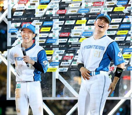 　お立ち台で自分のかわいいポイントを話す矢沢（左）に大笑いする清宮幸（撮影・中島達哉）