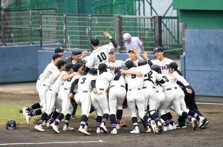 　試合前に円陣を組む佐倉ナイン（撮影・開出牧）