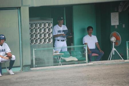 　ベンチで指揮を執る龍谷大平安・川口監督