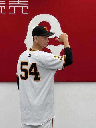 　背番号５４のユニホーム姿を披露する乙坂（撮影・中田康博）