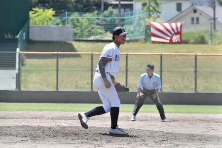 　９回、最後の打者から空振り三振を奪い、雄たけびをあげる英数学館・藤本勇太