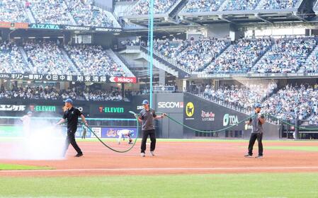 　４回が始まる前のグラウンド整備で内野に水まきがされる（撮影・中島達哉）