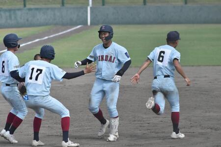 　サヨナラ打を放ち、笑顔を見せる近大福山・小林（中央）