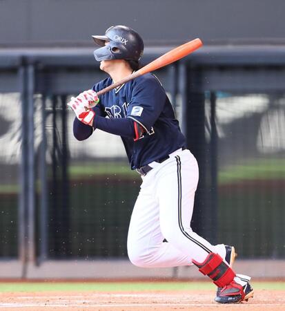 　２回、一ゴロに倒れる紅林（撮影・中島達哉）