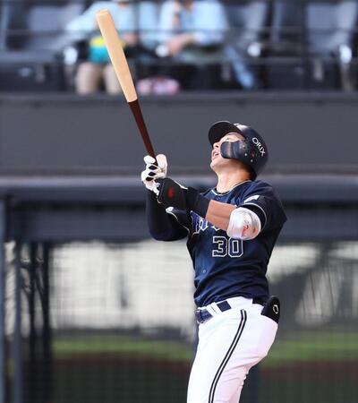 　２回、二飛に倒れる広岡（撮影・中島達哉）