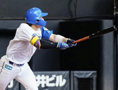 　２回日本ハム２死一、二塁、田宮が左前に先制打を放つ＝エスコンフィールド