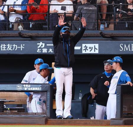 　試合終了後、岸田監督にあいさつする新庄監督（中央）＝撮影・中島達哉