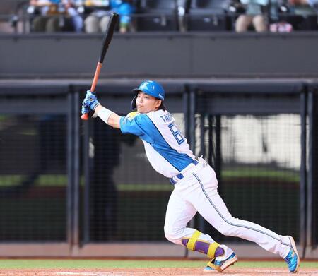 　２回、先制となる左前適時打を放つ田宮（撮影・中島達哉）