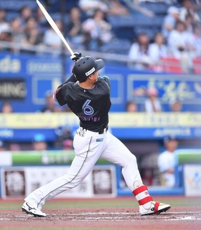 　１回、バットを折られながら勝ち越しの左前適時打を放つ西川（撮影・開出牧）