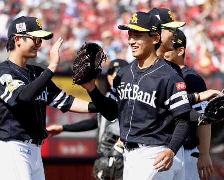 　６回、ピンチを乗り切り笑顔でナインに迎えられる前田悠（右）