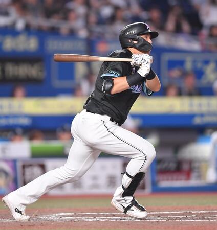 　７回、右前適時打を放つ安田（撮影・開出牧）