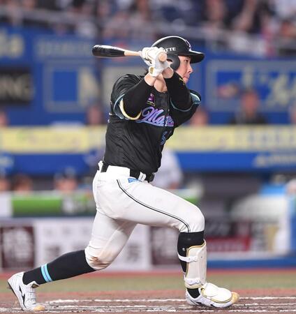 　７回、右前適時打を放つ寺地（撮影・開出牧）