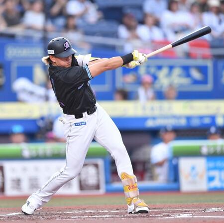 　１回、先制の右越え適時二塁打を放つ山本（撮影・開出牧）