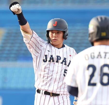 　１回、先制打を放った小田（撮影・佐々木彰尚）