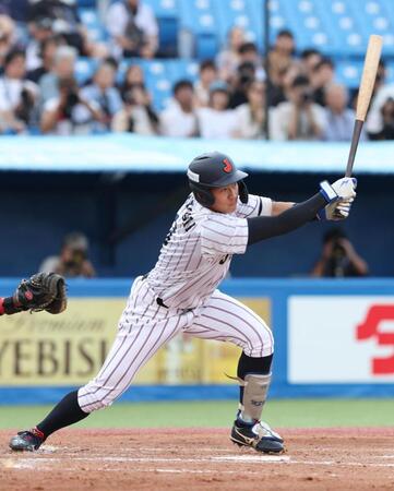 　１回、立石正広は右前打を放つ（撮影・佐々木彰尚）