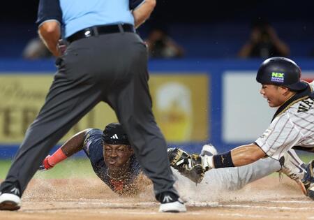 　６回、中越え打をランニングホームランにしたラッキー（撮影・佐々木彰尚）