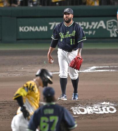 　６回、佐藤輝に先制２ランを打たれるアビラ（撮影・飯室逸平）