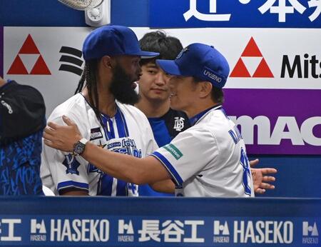 　６回表が終わり、ジャクソン（左）をねぎらう三浦監督
