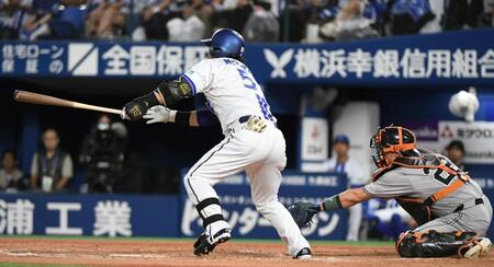 　３回、宮崎は右前に勝ち越しの適時打を放つ（撮影・佐藤厚）