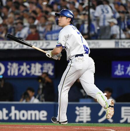 　３回、佐野は７号同点２ランを放つ（撮影・佐藤厚）