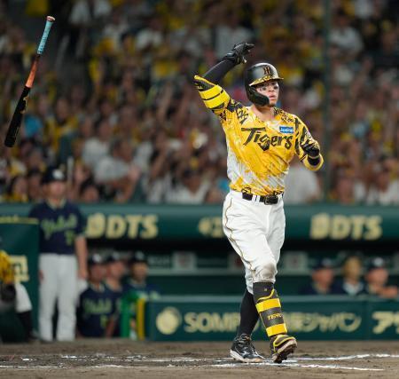 　６回阪神無死二塁、右越えに先制２ランを放ち、バットを放り投げる佐藤輝＝甲子園