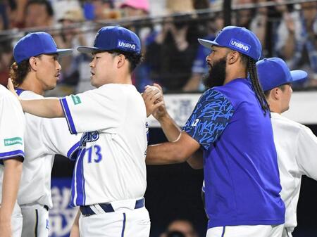 　三森（左）からウイニングボールを渡されるジャクソン（右）＝撮影・佐藤厚