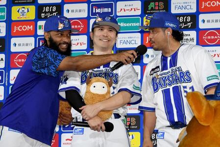 　お立ち台で宮崎（右）にマイクを向けるジャクソン（左）。中央は佐野（撮影・佐藤厚）