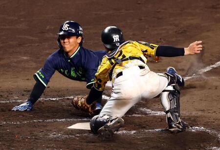 　９回、三走・武岡は本塁を狙うもタッチアウトになり試合終了する。捕手・坂本（撮影・山口登）