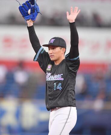 　６回、西川を二ゴロに打ち取りベースカバーに入るがセーフの判定。両手を挙げてリクエストの要求を指揮官に求める小島（撮影・開出牧）