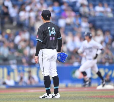 　１回、長谷川（後方）に先制の左越えソロを打たれた小島（撮影・開出牧）