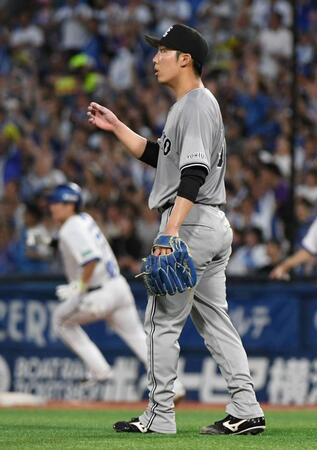 　３回、赤星は佐野（左）に同点２ランを打たれる（撮影・佐藤厚）