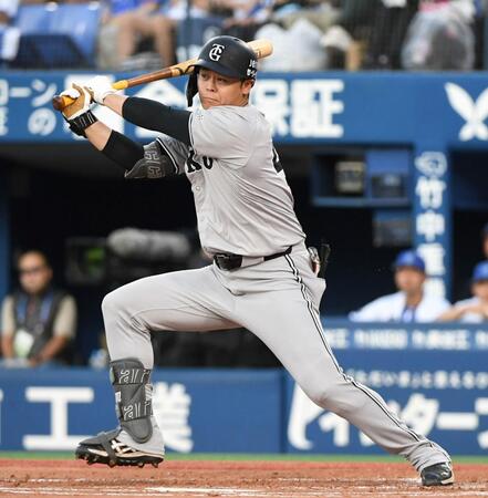 　２回，中山は左前に先制適時打を放つ（撮影・佐藤厚）