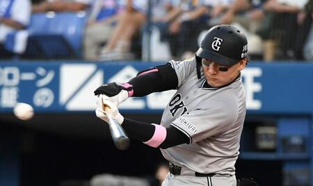 　２回、丸は左前適時打を放つ（撮影・佐藤厚）