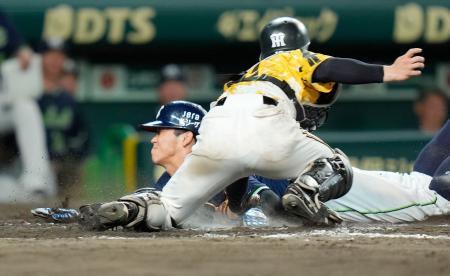 　９回ヤクルト１死二、三塁、増田の右飛で三走の代走武岡が本塁を狙うがタッチアウトとなり試合終了。捕手坂本＝甲子園