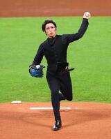 　ファーストピッチセレモニーで投球するＧＡＣＫＴ（２０２４年８月１日）