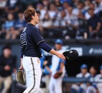 　２回、マルティネスに死球を与え、謝罪する九里（１２日）