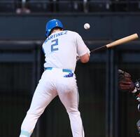 　２回、死球を受けるマルティネス（１２日）