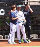 　試合前、九里（左）から前日の死球を謝罪され、肩を抱くマルティネス（中央）＝撮影・中島達哉