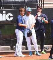 　試合前、マルティネス（中央）に前日の死球を謝罪する九里（左）＝撮影・中島達哉