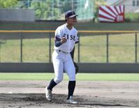 　１回、空振り三振を奪い、雄叫びを上げる英数学館・藤本勇太