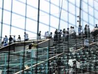 　５回終了の整備時間に空を見上げる一塁スタンドの観客たち