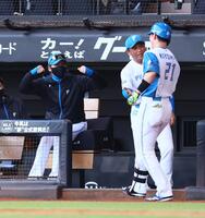 　５回、２ランを放った清宮幸（２１）を迎える新庄監督（左）＝撮影・中島達哉