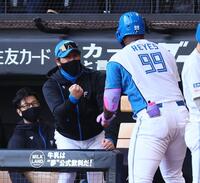 　５回、ソロを放ったレイエス（９９）を迎える新庄監督（中央）＝撮影・中島達哉