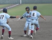 　サヨナラ打を放ち、笑顔を見せる近大福山・小林（中央）