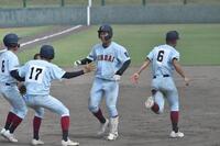 　サヨナラ打を放ち、笑顔を見せる近大福山・小林（中央）