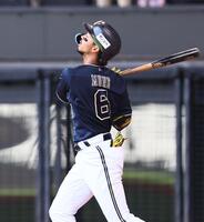 　２回、二飛に倒れる宗（撮影・中島達哉）