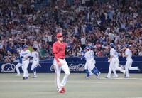 　１０回、ボスラーにサヨナラの右前タイムリーを許し、ベンチに帰る遠藤（撮影・市尻達拡）