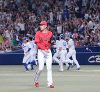 １０回、ボスラーにサヨナラ打を許し、ベンチに帰る遠藤（撮影・市尻達拡）